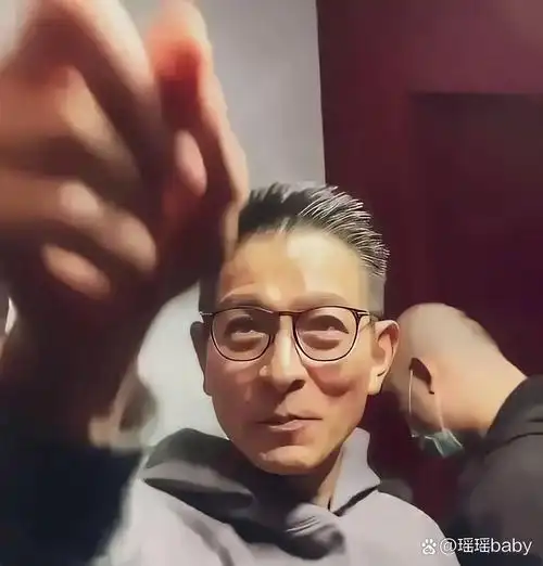 从演唱台上走下来的刘德华最真实,头发花白,满脸皱纹,依然是个老人的