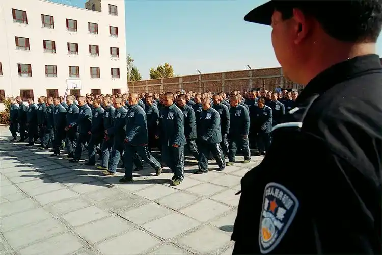 作品描述: 图30:在新疆奎屯监狱内,由广东押解来的服刑人员以队列