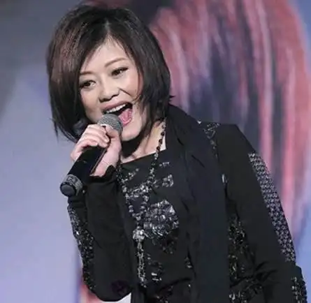 曾有两段不幸婚姻:第一任出轨,第二任诈骗,如今带女儿租房度日