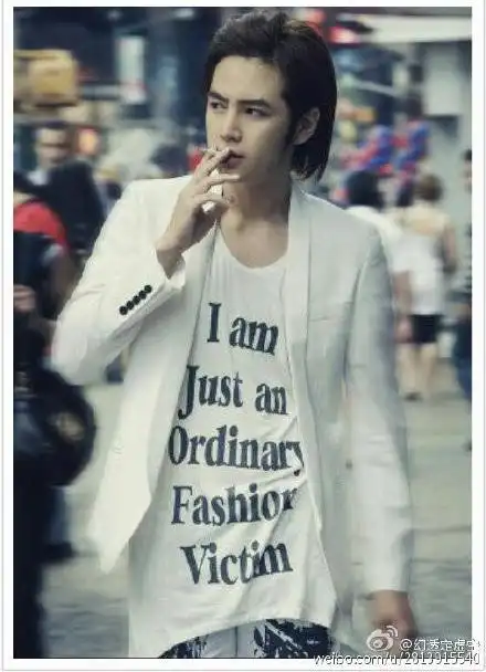 韩国帅欧巴抽烟造型秀赵寅成风情万种池昌旭李钟硕妖媚