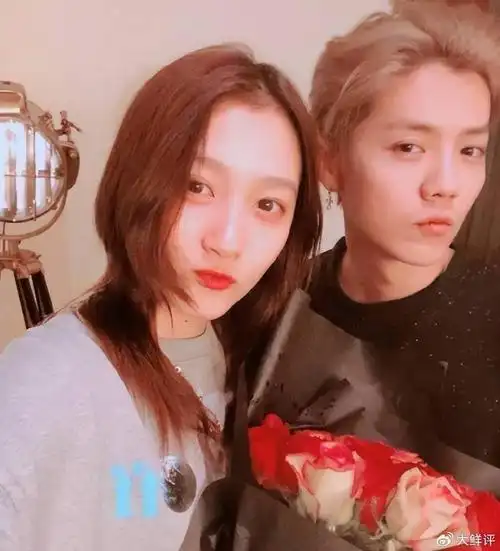 关晓彤剪短发气质大变,透露自己动手20分钟剪完,被疑与鹿晗分手