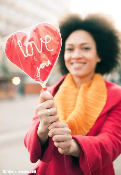 双手拿着棒棒糖的女子