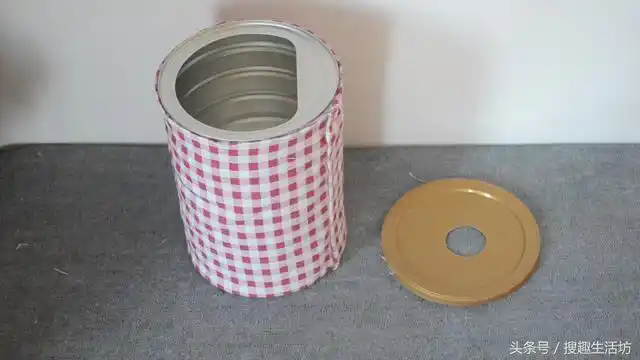 空奶粉罐别扔了,这样改造放卫生间太实用了,旧物利用好看又好用!