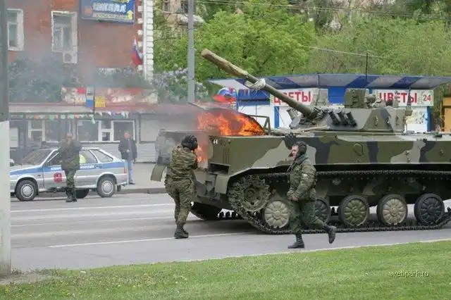 the tank being burned down at the parade in moscow 1