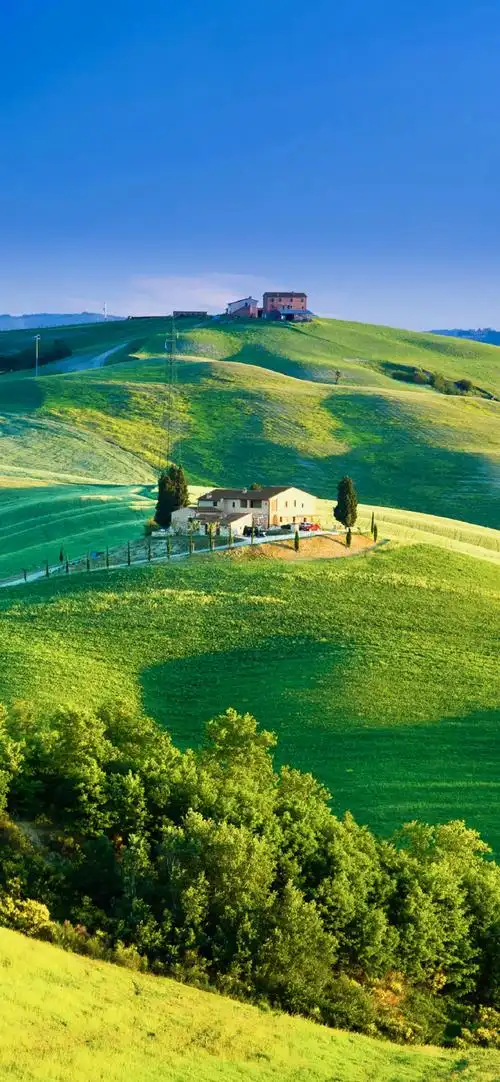 大自然绿色风景壁纸图片高清全屏陡峭的山壁下的公路 风景唯美壁纸