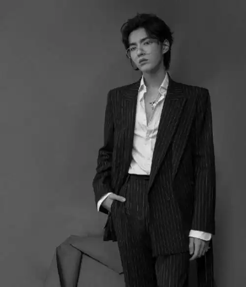 拥有黄金比例的男星:躲过了蔡徐坤,逃过了吴亦凡,却被王俊凯迷住!