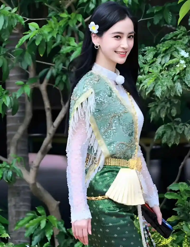 杨颖的跑男妆容看起来很泰国,氛围十足.