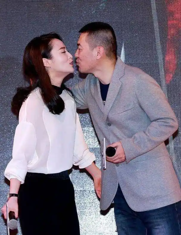 陈建斌蒋勤勤不畏镜头大胆接吻,不是冤家不聚头的婚姻,太甜了_美女