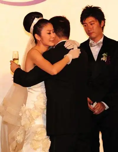 陈慧琳大婚陈慧琳老公刘建浩婚后不久到夜店带被拍(点击图片进入下一