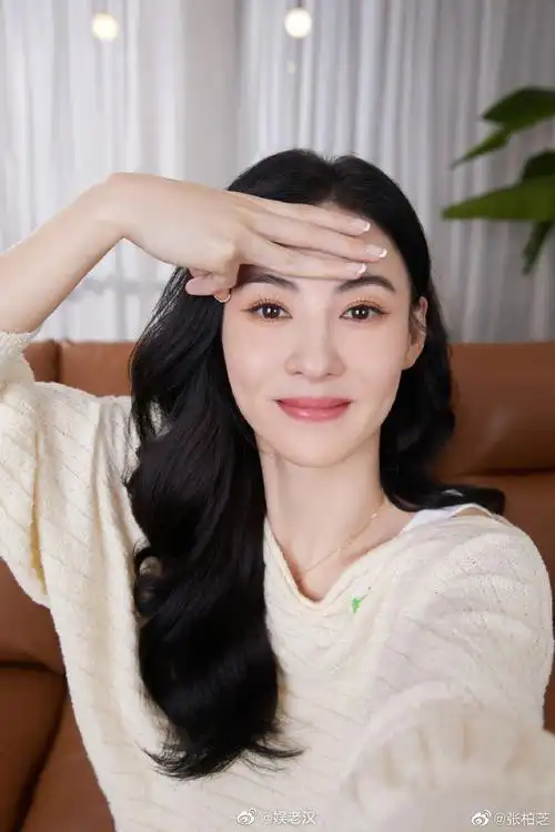 张柏芝单手测发际线自拍##张柏芝卷发适配度