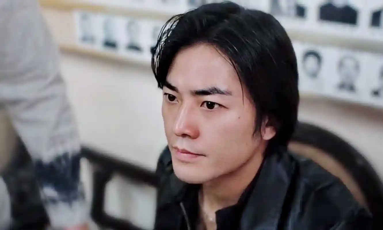 也成为了他的标志性发型:和陈坤,谢霆锋不同的是,郑伊健的长发更厚重