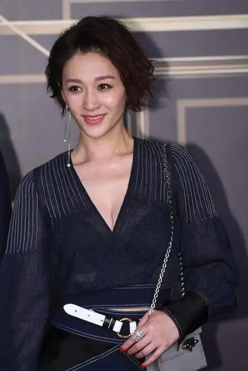 李小冉剪短发更美电水波纹时尚配半透视上衣半身裙气质惊艳