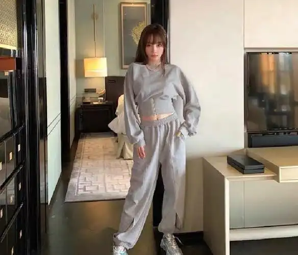 李小璐在宾馆拍大片衣带宽松状态差背景打马赛克引起热议