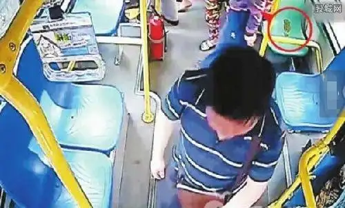 男子把公车当厕所 脱裤在座位上大便(图)