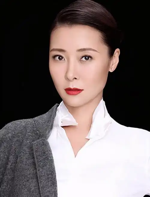 背景狠过韩雪,被李亚鹏抛弃,医生说她活不过38岁,如今她这样了_柯蓝