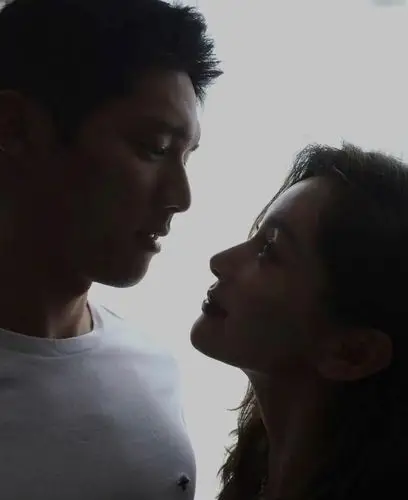 王子文深夜秀恩爱晒与吴永恩深情对视笑容甜蜜眼神里都藏着爱