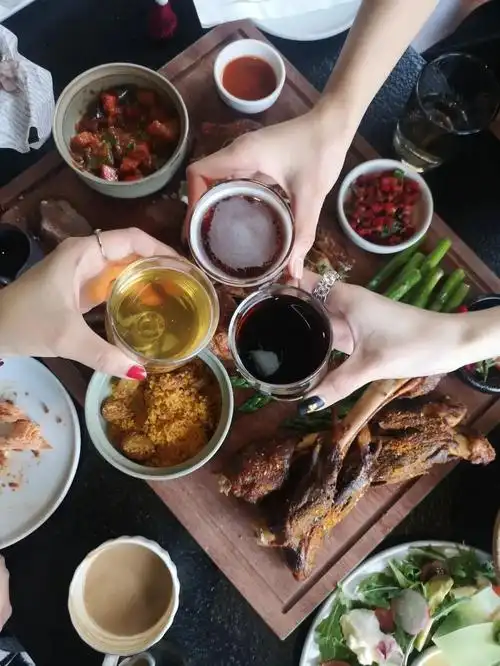 举杯欢聚时喝酒如何不伤身