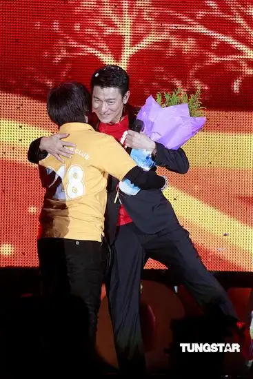 图文众星为慈善献唱刘德华拥抱粉丝