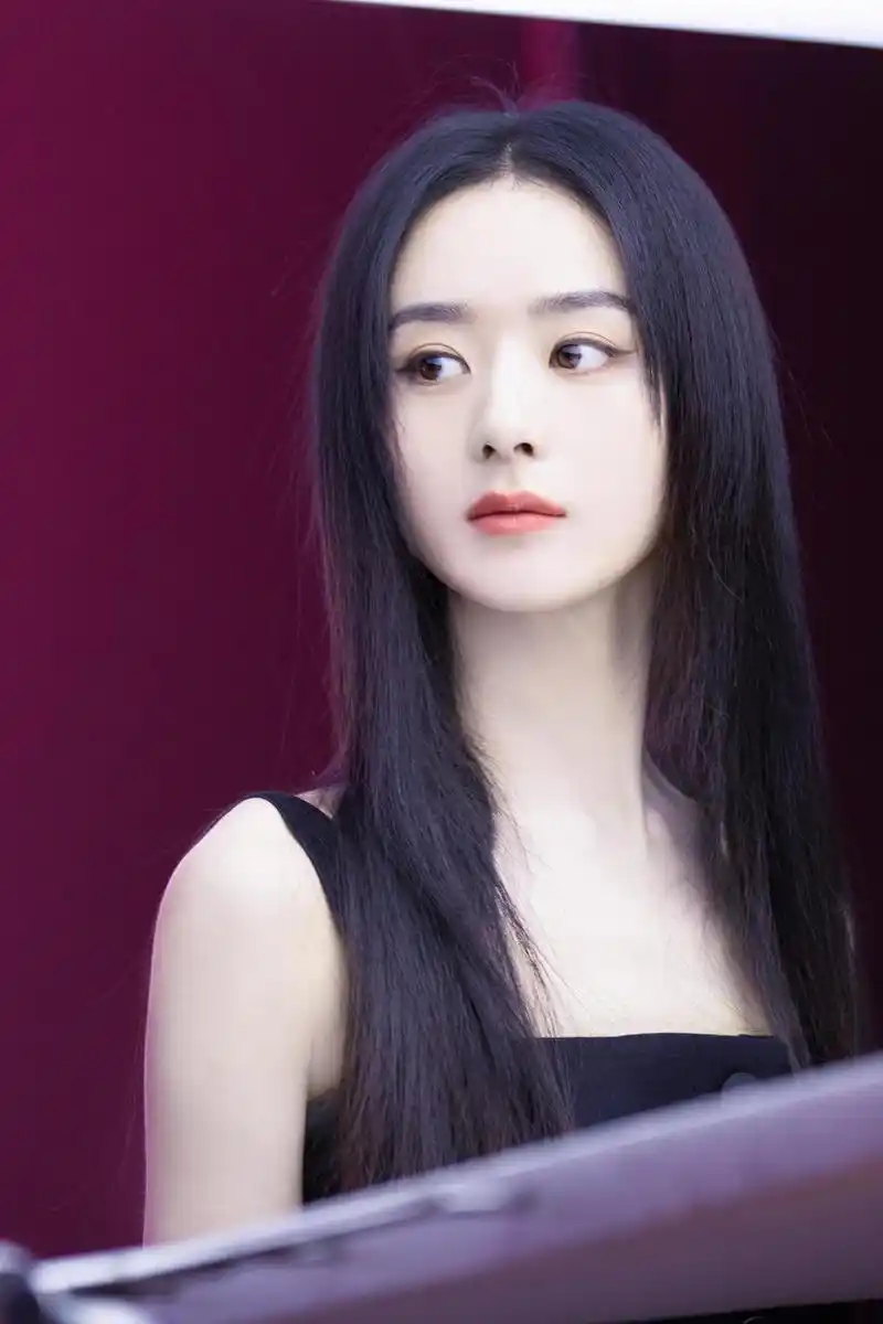 赵丽颖黑长直造型清纯可爱 眼神坚定气场全开