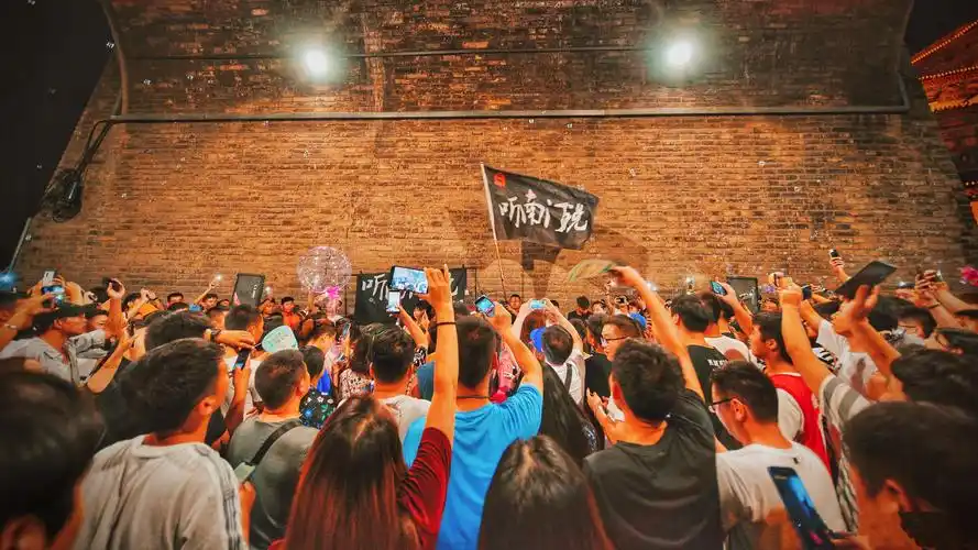 听南门说,是来自陕西省西安市的一支乐队