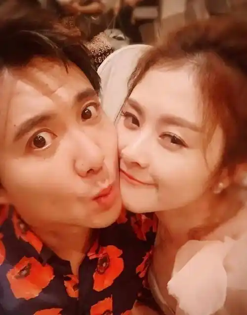 沈腾一家现身澳门5岁儿子俏皮活泼被妈妈王琦连拽带拉推上车