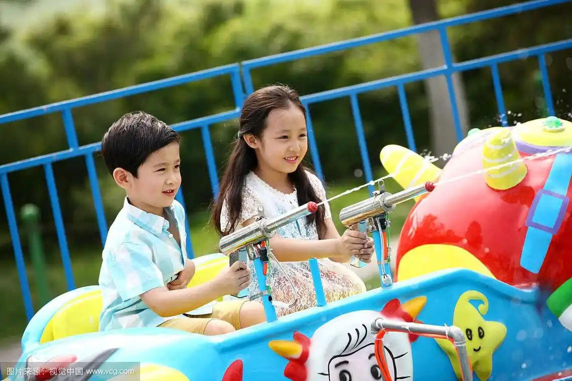 欢乐的儿童在游乐场玩耍
