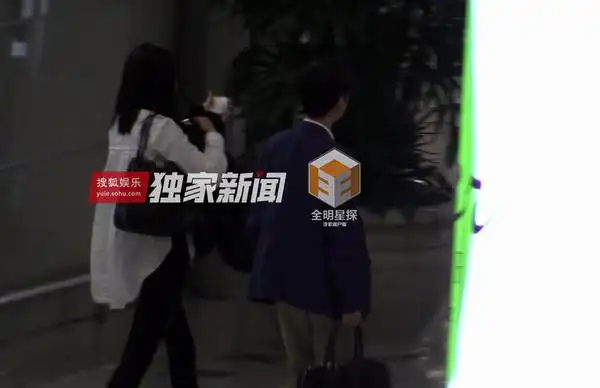 端午节将至的当天,钟汉良应景地把自己裹成一只大粽子,出现在上海机场