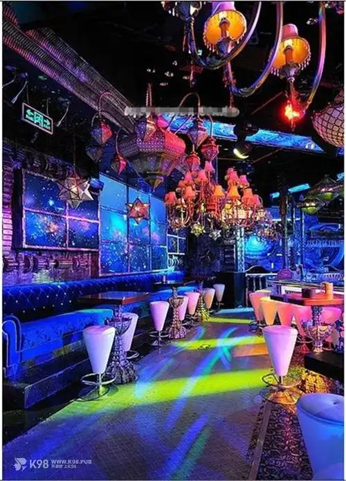 背景墙设计在酒吧装修设计中的重要性在哪里