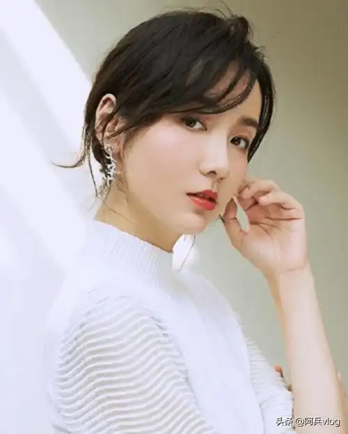 胡歌靠实力走红,而她靠"吃火锅"走红,订婚到结婚只用17天_吕一_时间_