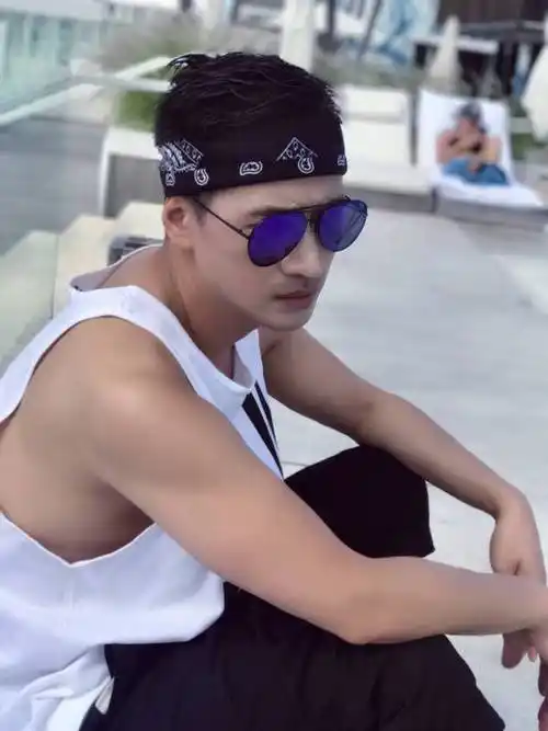 照片中何晟铭变身休闲嘻哈风,街头酷味十足,隐隐若现的肌肉线条,让