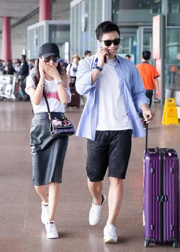 李冰冰与小16岁男友机场吻别穿包臀裙难掩凹凸感47岁身材管理太绝了