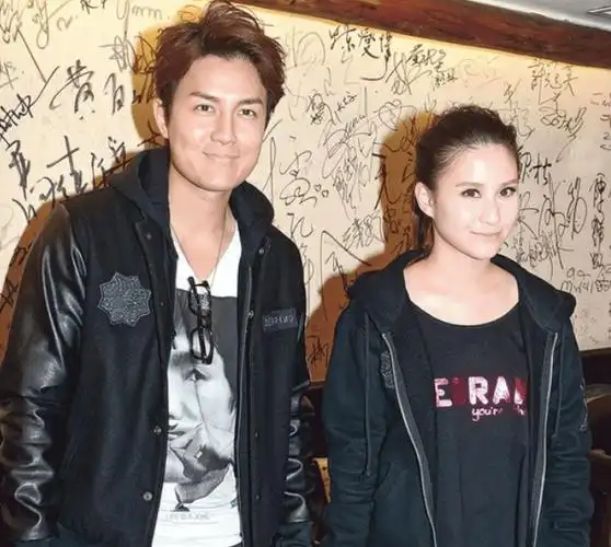 群与小13岁女友分手,被何超莲"倒贴"4年,称不婚主义却想新恋情_陈语安