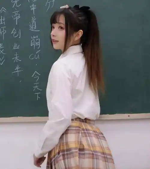 但jk这种特色鲜明的服装,还是更适合平时穿着,老师穿着jk制服给学生