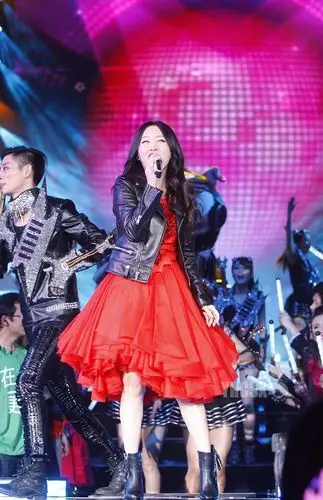 杨钰莹跨年演唱会造型