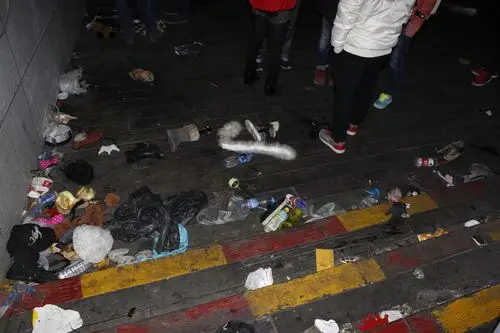踩踏事件发生后 外滩鞋帽散落满地_图片频道_财新网