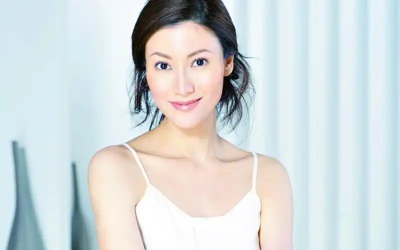 李嘉欣有多美,18岁一举拿下港姐冠军,让无数富豪拜倒在她的石榴裙下.