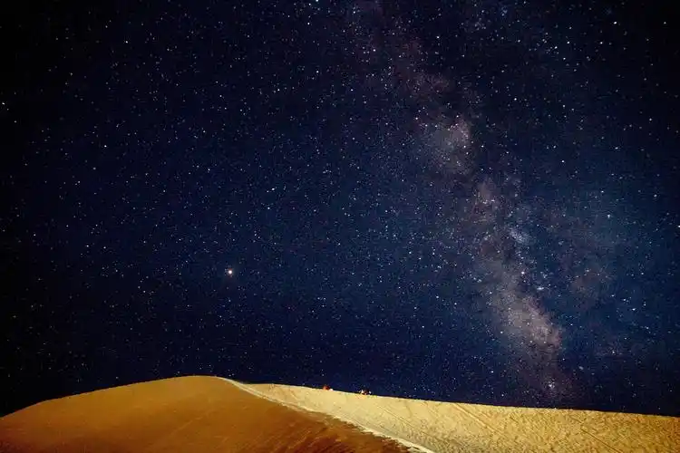 敦煌鸣沙山星空