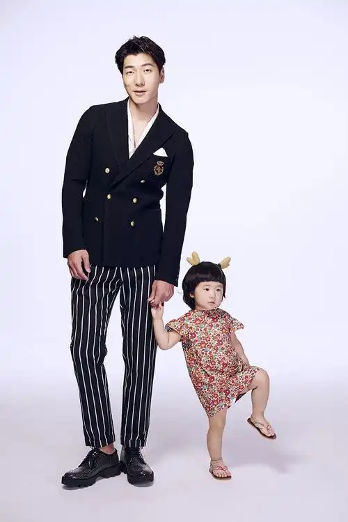 张亮女儿两岁首曝亲子照 镜头感不输爸爸