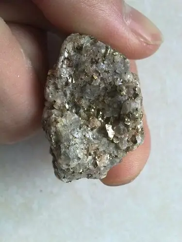 收藏 这是什么矿石 5 质地比较疏松,里面包这金色的,看上去像金属