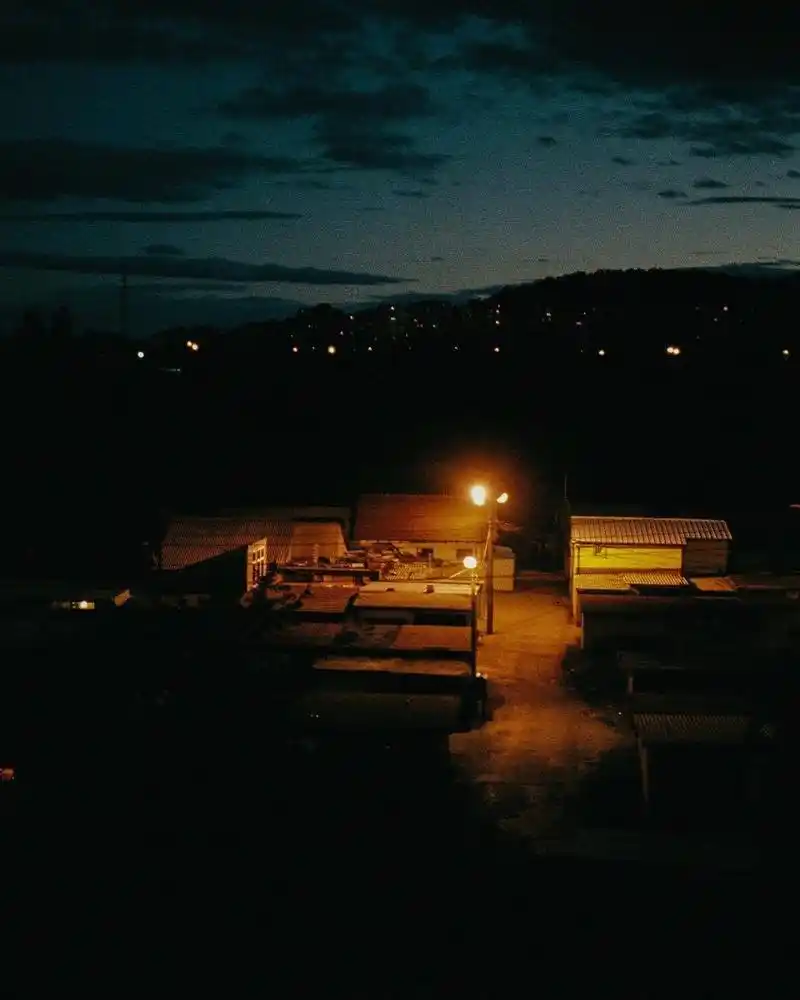 黑夜里闪烁的灯光