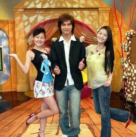 近日,大s在社交平台上晒出一张与周渝民共同主演的电视剧《战神》的