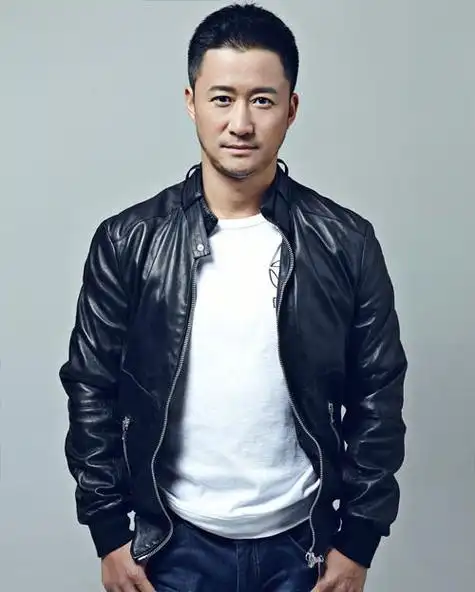 吴京黑色皮衣冷酷霸气写真