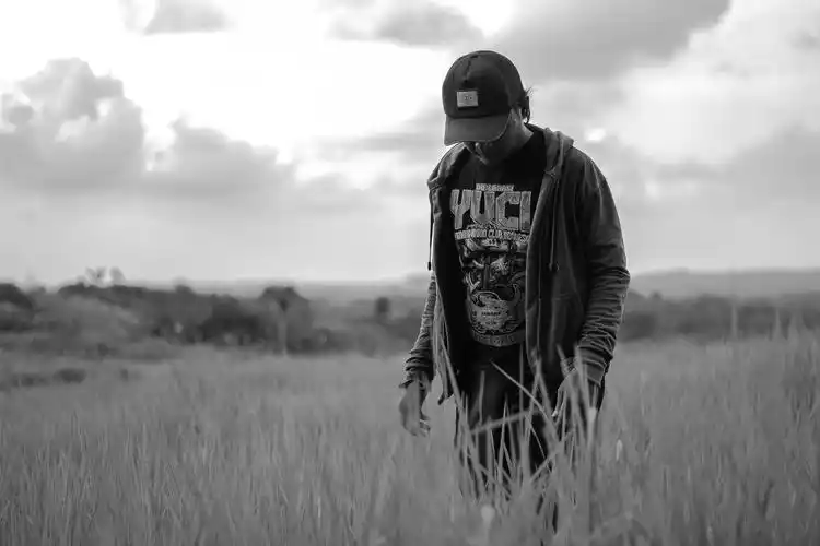 孤独沧桑男人图片2560x1920分辨率下载,孤独沧桑男人图片,高清图片