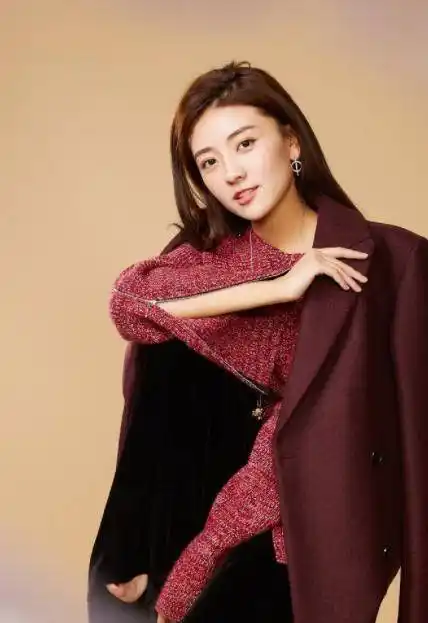 21岁出道,24岁凭一剧爆红,与男友相恋4年分手,今单身后成这样_梁洁_双