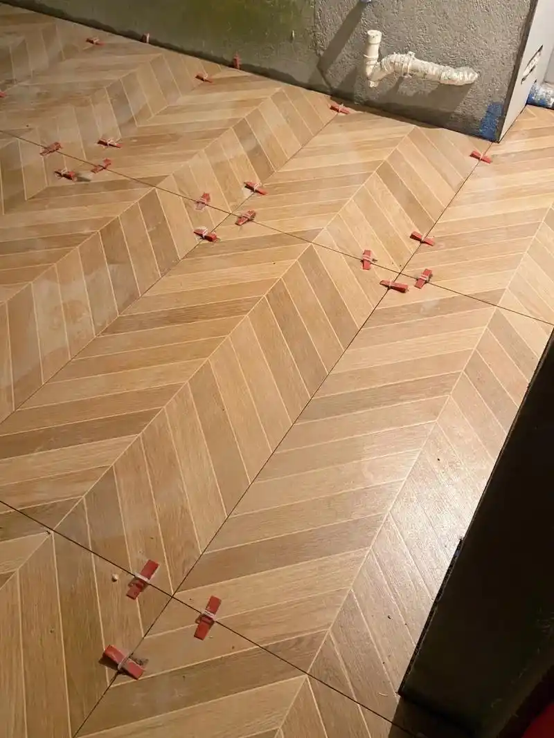 鱼骨纹瓷砖yyds卫生间复古风格