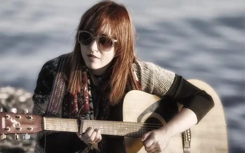 壁纸 女孩弹吉他,眼镜,音乐