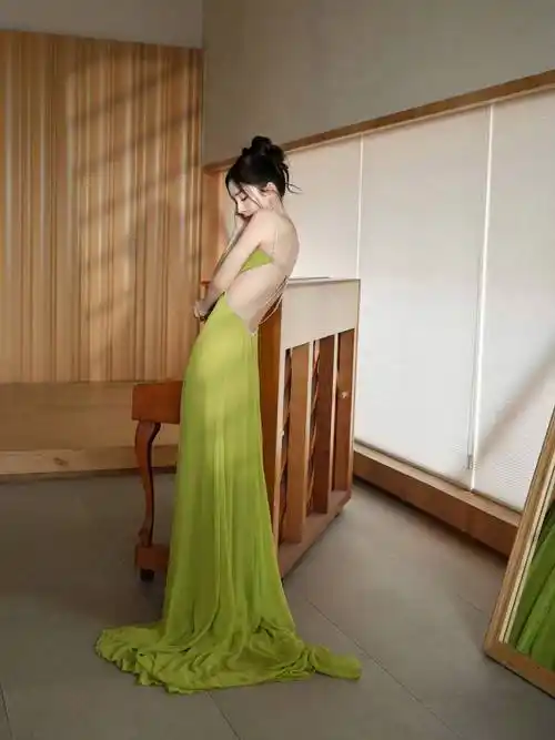 杨幂穿深v吊带露背高开叉裙美艳动人 风情万种 性感妩媚_造型_网络