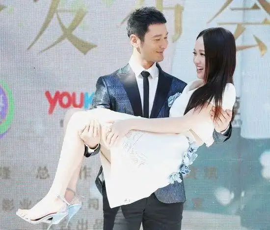 陈乔恩携黄晓明玩胸咚