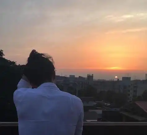 找一个男生伤感头像. 转身离开的那种