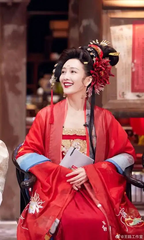 王鸥穿金丝古装持圆扇眼波流转妩媚又性感